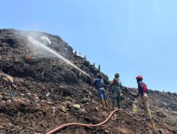 Semangat Pantang Menyerah, Babinsa Koramil 04/Jebres Bersama Tim Damkar Melaksanakan Pendinginan Lahan di TPA Putri Cempo