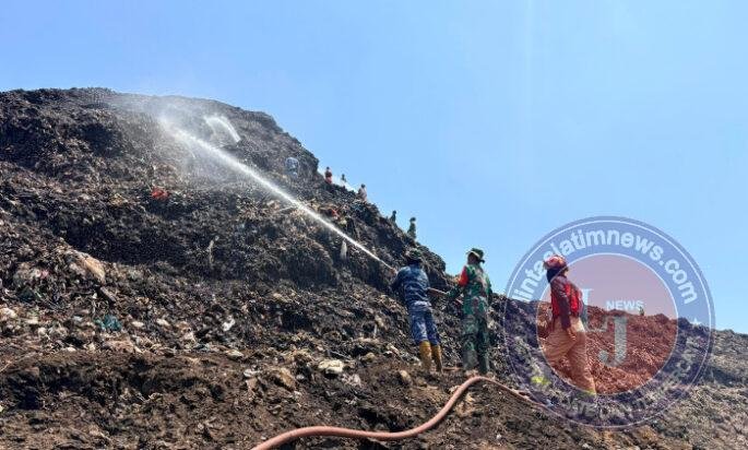 Semangat Pantang Menyerah, Babinsa Koramil 04/Jebres Bersama Tim Damkar Melaksanakan Pendinginan Lahan di TPA Putri Cempo