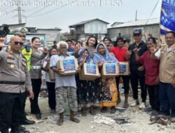 Polres Priok Lakukan Pengamanan, Korlantas Polri Salurkan 250 Paket Sembako untuk Warga Terdampak Kebakaran di Muara Angke