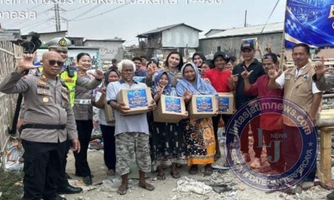 Polres Priok Lakukan Pengamanan, Korlantas Polri Salurkan 250 Paket Sembako untuk Warga Terdampak Kebakaran di Muara Angke