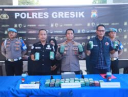 Warga Lapor Lewat 110, Satresnarkoba Polres Gresik Temukan 10,8 Kg Ganja dalam Vespa di Gudang Ekspedisi