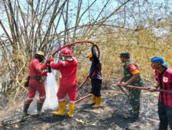 Babinsa dan Damkar Berjibaku Jinakkan Api di Lahan Bambu Nglames