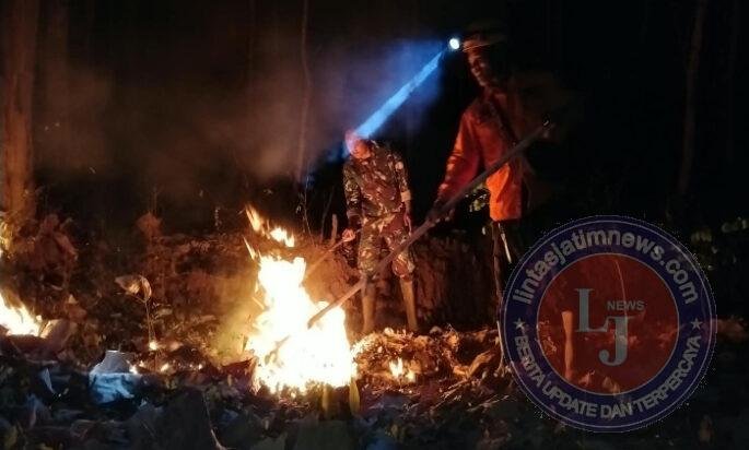 Karhutla Malam Hari, Babinsa Kodim Ponorogo dan Unsur Terkait Gerak Cepat Padamkan Api