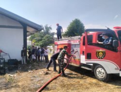 Babinsa Geneng dan Petugas Damkar Sigap Padamkan Kebakaran Kantor Toyota Audio 2000