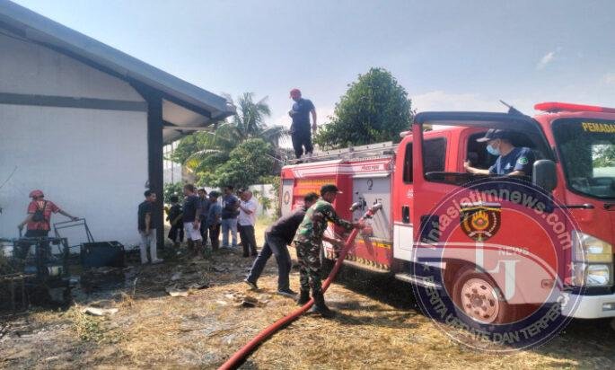 Babinsa Geneng dan Petugas Damkar Sigap Padamkan Kebakaran Kantor Toyota Audio 2000