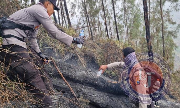 Tembus Ketinggian 1.800 MDPL, Tim Gabungan Polres Blitar Jinakkan Api di Gunung Buthak