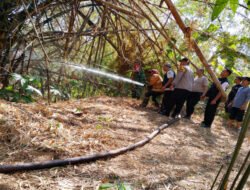 Anggota Koramil Widodaren, Relawan dan Polsek Bergerak Cepat Padamkan Kebakaran Lahan Kering dan Rumpun Bambu