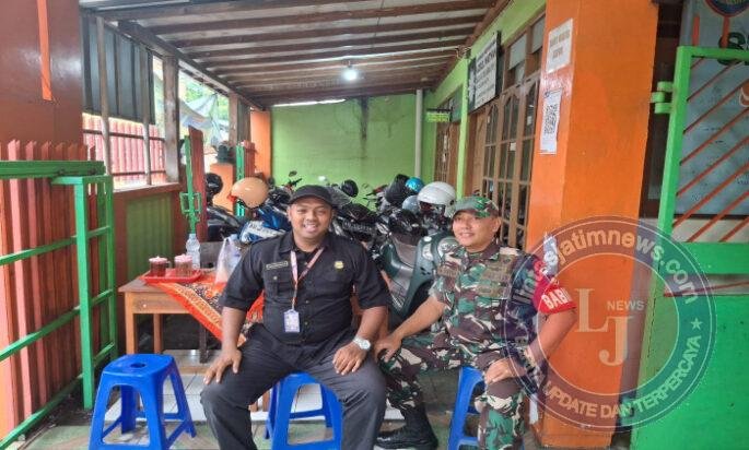 Ciptakan Lingkungan Sekolah Yang Aman dan Nyaman, Babinsa Danukusuman Sambangi Security SMP Muhammadiyah 8 Surakarta