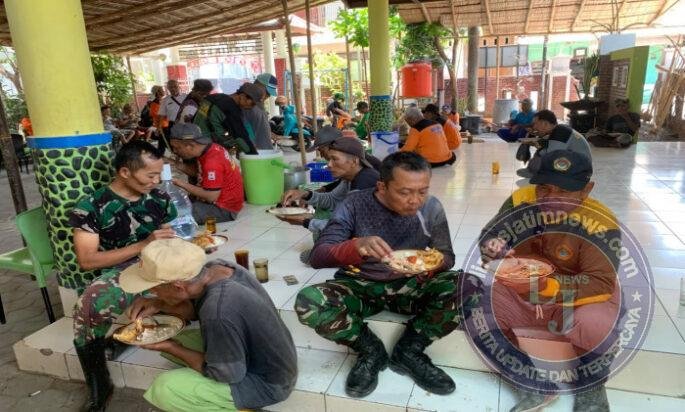 Tak Ada Perbedaan, TNI Dan Warga Nikmati Makan Siang Bersama di Lokasi Karya Bhakti Daerah ( KBD )