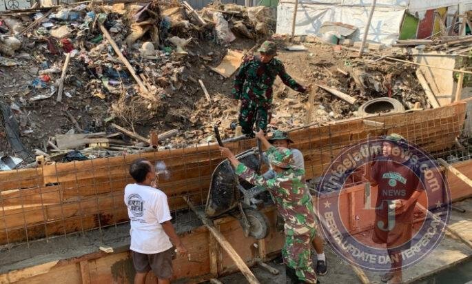 Pelopori Gotong Royong, Koramil 04/Jebres Bersama Warga Kebut KBD Tahap III di Gandekan
