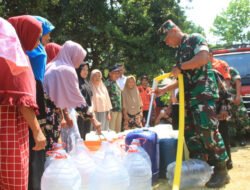 Atasi cuaca ekstrim, Kodim Sragen bantu air bersih, bagikan 1000 es teh, sembako, hingga kursi roda