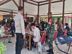 Babinsa dan Bhabinkamtibmas Kawal Penyaluran Bantuan Beras