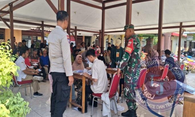 Babinsa dan Bhabinkamtibmas Kawal Penyaluran Bantuan Beras