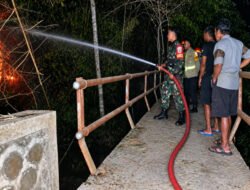 Rumpun Bambu Terbakar, Babinsa dan Damkar Bergerak Cegah Api Merambat ke Permukiman
