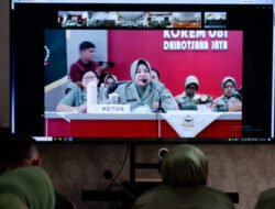 Bijak Bermedsos, Persit KCK Cabang VX Dim Pacitan Ikuti Pembinaan Personel Melalui Zoom Meeting