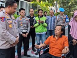 Jelang HUT Lalu Lintas Bhayangkara ke-71, Kapolres Gresik Bantu Ojol Korban Kecelakaan Beri Kursi Roda Hingga Modal Usaha