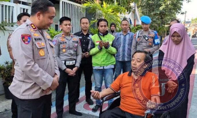 Jelang HUT Lalu Lintas Bhayangkara ke-71, Kapolres Gresik Bantu Ojol Korban Kecelakaan Beri Kursi Roda Hingga Modal Usaha