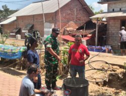 TNI dan Komunitas Eltrek Salurkan 4.000 Liter Air Bersih ke Warga Sukokidul