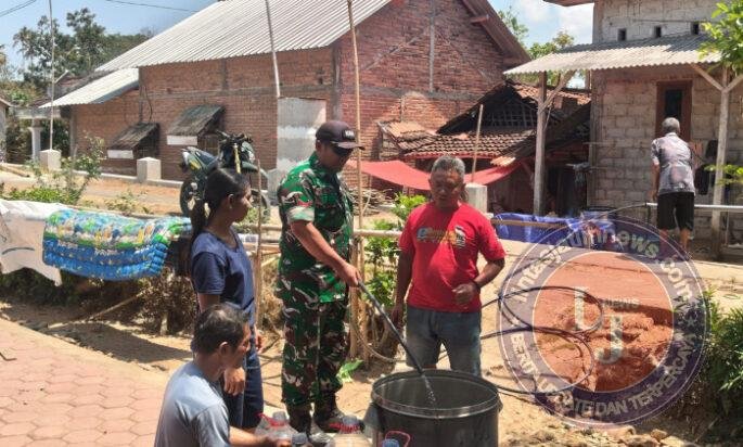 TNI dan Komunitas Eltrek Salurkan 4.000 Liter Air Bersih ke Warga Sukokidul