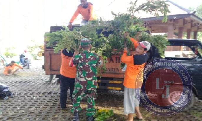Bersih, Sehat, Indah! Babinsa Keprabon Bersama Saberling dan Warga Bersihkan Taman Keprabon