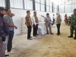 Babinsa Dampingi Penyaluran Beras Bulog untuk 986 Warga Karangturi