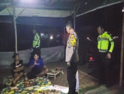 Sambangi Warung di Pasar Mojoagung, Polsek Ajak Warga Bersama Jaga Kamtibmas