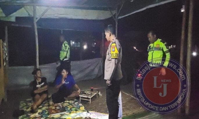Sambangi Warung di Pasar Mojoagung, Polsek Ajak Warga Bersama Jaga Kamtibmas