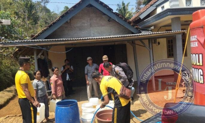 Polres Trenggalek Distribusikan Air Bersih ke Pelosok Desa Melalui Patroli Gentong dan Kendil