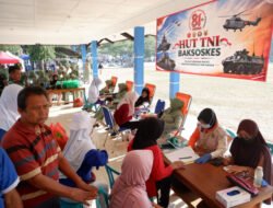 Peringati HUT Ke 81 TNI, Kodim 0801/Pacitan Gelar Bakti Sosial Kesehatan di Alun-alun Pacitan