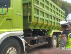 Respon Cepat 110, Kontainer Terlepas dari Truk Trailer di Jembatan KBN Marunda, Polisi Bergerak Cepat Lakukan Evakuasi