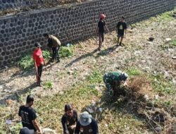 Aksi Bersih Bersih Sungai oleh Kodim Ponorogo Bersama Unsur Terkait Dalam Rangka HUT ke 81 TNI