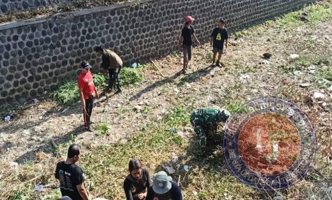 Aksi Bersih Bersih Sungai oleh Kodim Ponorogo Bersama Unsur Terkait Dalam Rangka HUT ke 81 TNI