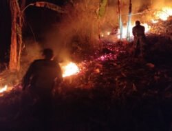 Babinsa, Bersama Inkait dan Komponen Masyarakat Desa Pager Kompak Padamkan Kebakaran Hutan