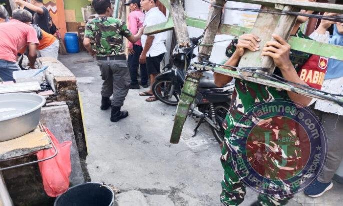 Wujudkan Lingkungan Bersih dan Asri, Babinsa Sudiroprajan Ajak Linmas dan Warga Kerja Bakti