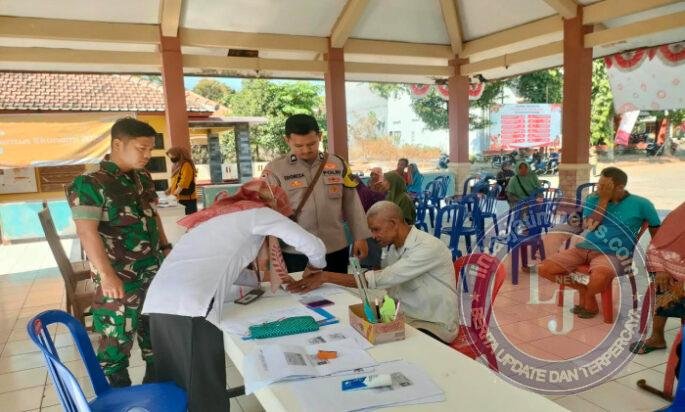 Babinsa Koramil Ngrambe Amankan Penyaluran Bantuan PKH Plus Tahap III