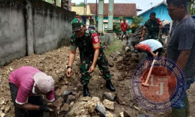 Puluhan Pasang Tangan Bahu-Membahu, Koramil Tangen dan Warga Galeh Bangun Jalan Desa