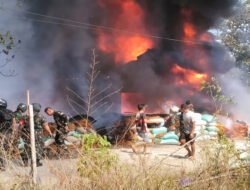Api Melalap Gudang Rongsok di Winong, 20 Prajurit Kodim Boyolali Turun Tangan Padamkan Kobaran