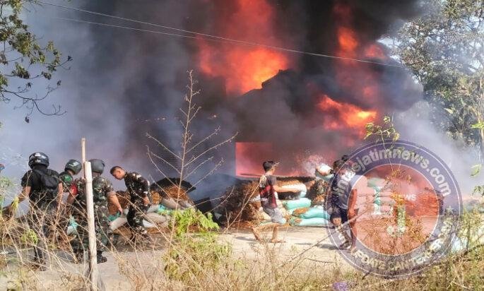 Api Melalap Gudang Rongsok di Winong, 20 Prajurit Kodim Boyolali Turun Tangan Padamkan Kobaran