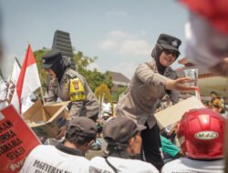 Polwan Polres Blitar Berikan Pelayanan Humanis, Berbagi Air hingga Bersihkan Sampah Bersama Massa Aksi