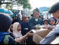 Pelayanan Humanis, Polisi Berbagi Roti dan Air di Tengah Aksi