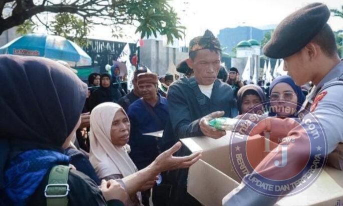 Pelayanan Humanis, Polisi Berbagi Roti dan Air di Tengah Aksi