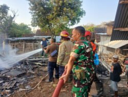 Respon Cepat, Babinsa Koramil 01/Ngawi Sigap Bantu Padamkan Kebakaran Rumah di Prandon