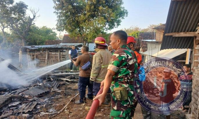 Respon Cepat, Babinsa Koramil 01/Ngawi Sigap Bantu Padamkan Kebakaran Rumah di Prandon