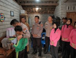 Polres Kediri Sambangi Marfel, Bocah Kelas 5 SD yang Berjuang Rawat Ibunya