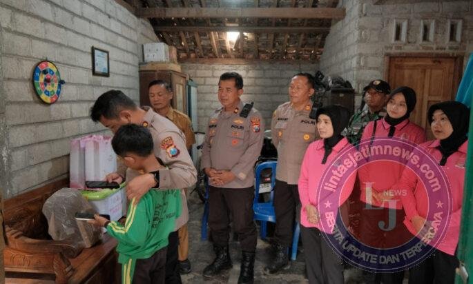 Polres Kediri Sambangi Marfel, Bocah Kelas 5 SD yang Berjuang Rawat Ibunya