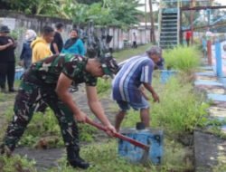 Jaga Kebersihan dan Kemanunggalan, Babinsa Gilingan Kerja Bakti Bersama Warga