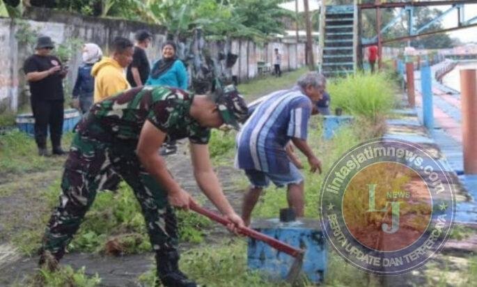 Jaga Kebersihan dan Kemanunggalan, Babinsa Gilingan Kerja Bakti Bersama Warga