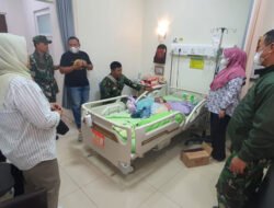 Penuh Kekeluargaan, Danramil 02/Banjarsari Beserta Anggota & Persit Jenguk Putri Anggota di RS PKU Muhammadiyah