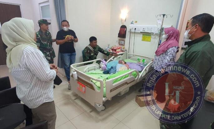 Penuh Kekeluargaan, Danramil 02/Banjarsari Beserta Anggota & Persit Jenguk Putri Anggota di RS PKU Muhammadiyah
