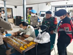 Sinergitas TNI-Polri, Babinsa Koramil 01 Pacitan Ikuti Razia dan Tes Urine di Rutan Kelas II B Pacitan